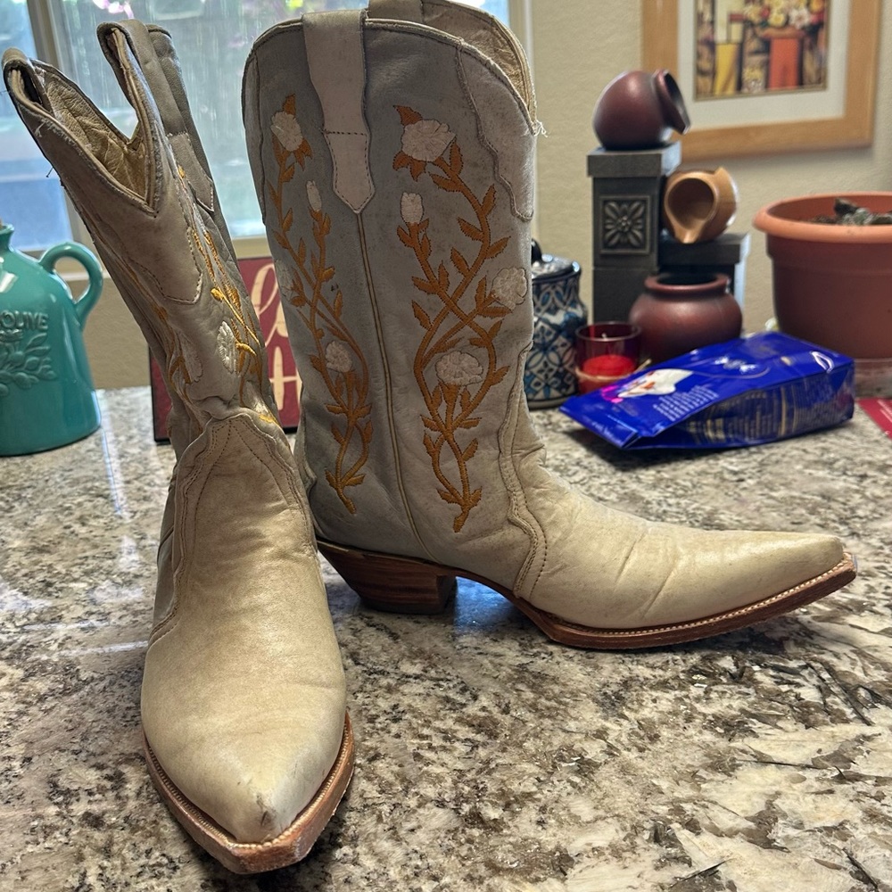 Women’s 7.5 embroidered leather boots from Mexico
